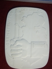 East- Germany plaq of the Border troops in Meissen china in case, DDR- NVA Meissen porceleinen plaquette in doos van de GRENZTRUPPEN .