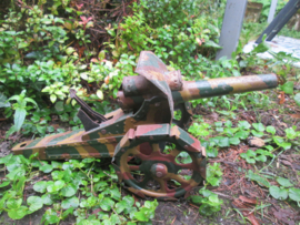 German tin toy canon, Duits blikke nspeelgoed kanon, mimikri geverfd camouflage niet werkend zeer decoratief.