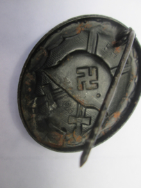 German wouded badge blach, nicely marked. Duits gewonden embleem zwart gemerkt met 126 maker is Edouard Hahn d'Oberstein. nette staat.