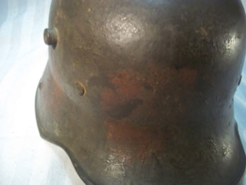 German helmet M16 with red colours camouflage, very rare with original chinstrap. Duitse helm M16 perfekte staat met camouflage vlekken 100% origineel, TOP staat helm met perfekt binnenwerk en 100% originele kleur.met origineel kinbandje