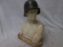 Marble statue German soldier albast with bronze helmet M16, signed SCHRIMPF. Albast beeldje met bronzen Duitse helm, hoog 18 cm, zeldzaam stuk.