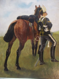 Painting on wood English husar with horse signed. Schilderij 35,5 bij 30,5 cm met lijst 45 bij 40 cm. gesigneerd M.W.S. Topps- 1906 olieverf op hout, zeer gedetailleerd, goede staat. gebruikssporen.