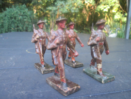 DURSO 4 British soldiers marching. 4 marcherende Engelse soldaten.