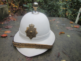 British Royal marines Wolsey pith helmet worn by the RM band. complete with badge and chinscale hard to find helmet. Tropenhelm van de Engelse Royal marines Mariniers. zeer goede staat. wereldbol als punt. met koperen kinketting.