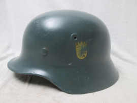 German helmet of the police in the fifties- sixties.Baden- Würtemberg. Duitse politie naar Duits model 1940 met decal, helaas bekrast van de deelstaat Baden- Würtemberg. worden met decal steeds zeldzamer.