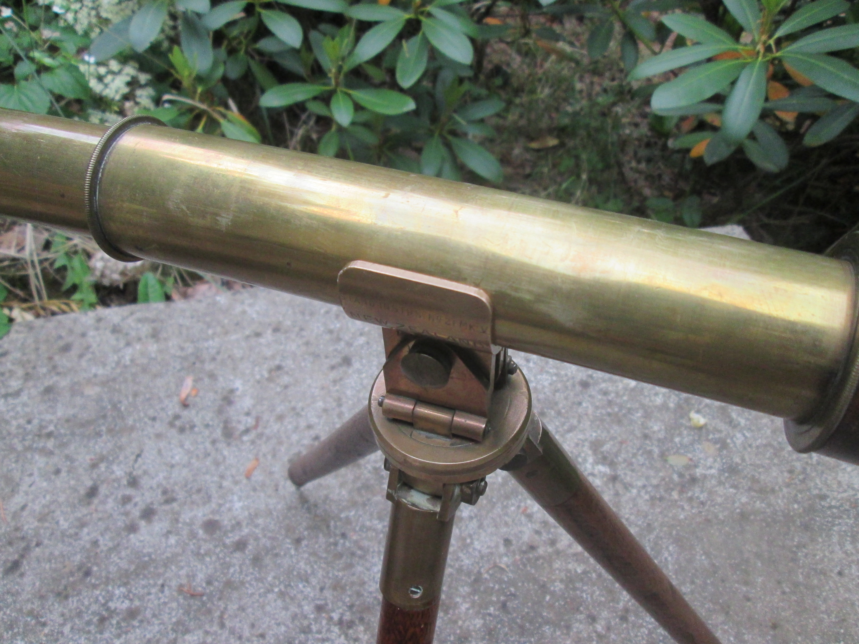 British binocular on tripod. binocular is dated 1917 tripod is dated 1942 and made in new Sealand. Engelse uitschuifbare kijker op driepoot alles mooi gemarkeerd en gedateerd TOP stuk in deze staat optisch goed.