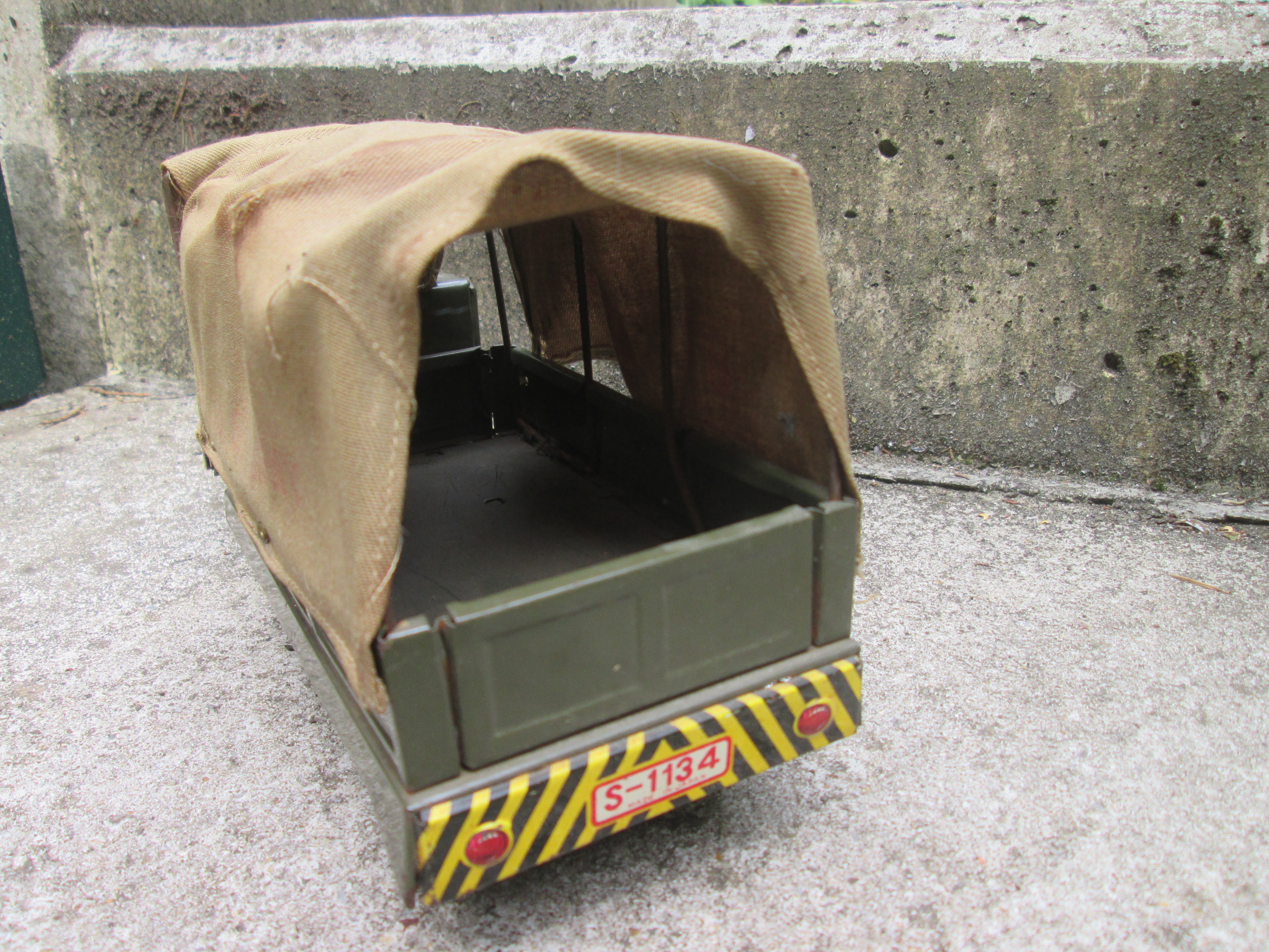 Military toy truck US Army. Blikken speelgoed vrachtwagen Amerikaans leger Made in Japan jaren 60, werkend.