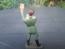 ELASTOLIN German soldier shaving. Duitse soldaat die zich scheert, zeer goede staat.