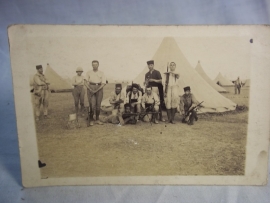 Postkaart foto, koloniale soldaten en kampement