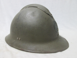 French helmet M-1926 with infantry badge. Franse helm Model 1926 infanterie. helm is WO2, met post war helmembleem, zeer nette helm in een goede staat.