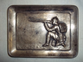 Silver plated saucer, with a German soldier. Verzilverd schaaltje met daarop een Duitse schietende soldaat met Pickelhaube, mooi gedetailleerd.