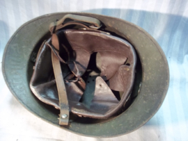 French helmet with 2nd pattern helmet badge of the infantry. Franse helm model 1926 met 2e model infanterie embleem, perfect binnenwerk, goede eerlijke helm.