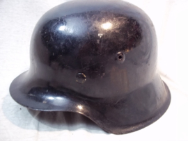 German helmet Mdl 1942, size helmet 62 size innerliner 55. together found with the Jungvolk belt. Duitse helm Model 42, samen gevonden met de Jungvolk Hitler-Jugend koppel. maat 55 maat helm 62. mooi gedateerd binnenwerk en kinriem.