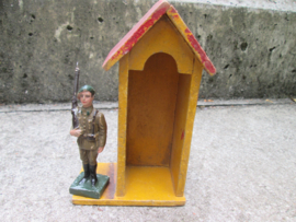 DURSO Belgium soldier on guard Chausseur Ardenne. Belgische Ardense jager in zijn wachthuisje. zeer goede staat leuke set.