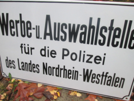 German enamel Police sign. Duits emaille bord van de Polizei Nordrhein Westfalen aanmeldings bureau voor politie agenten.