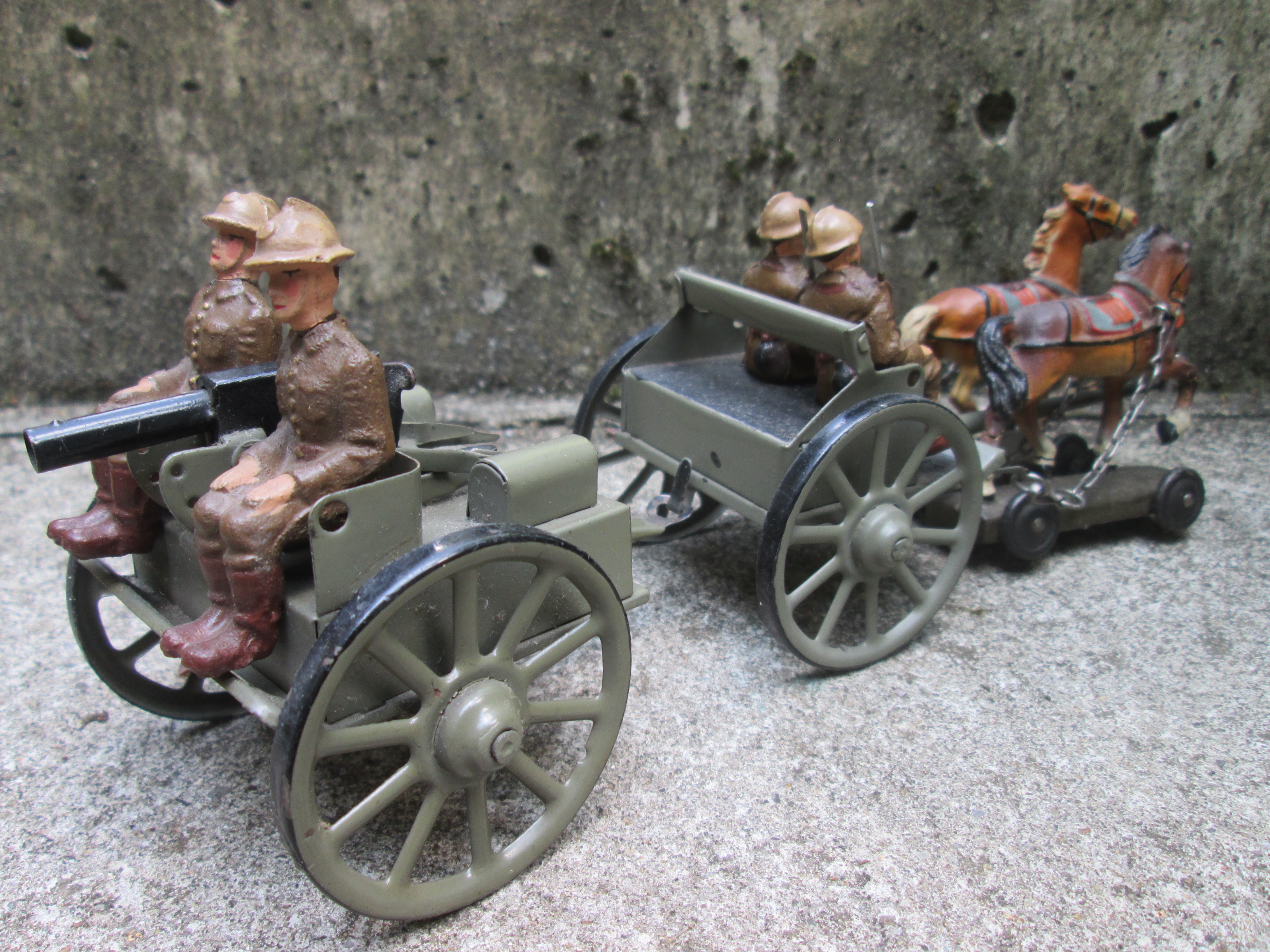 Blikken speelgoed, Belgische soldaten met kar getrokken door paarden met achterop een machinegeweer, zeer zeldzame en decoratieve set.