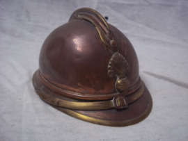 Franse miniatuurhelm M-1915- LOOPGRAVENKUNST- zeer gedetailleerd gemaakt, zelfs het binnenwerk is van metaal. 13 cm. lang en 7 cm hoog, breed 9 cm. Zeldzaam item.