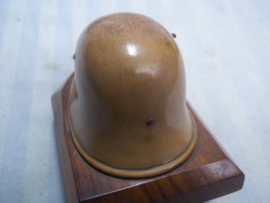 Miniature German helmet Model 1916 made of wood.  Miniatuur helm Duits WO1 gemaakt van hout, zeer apart. 10 bij 10 cm.