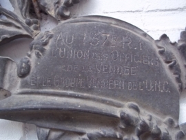 Bronzen grafmonument met inscriptie