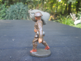 ELASTOLIN British soldier with bag. Engelse soldaat draagt jute zak. goede staat.