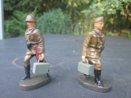 ELASTOLIN 2 Belgium soldiers carrying ammo boxes. 2 Belgische soldaten dragen munitiekisten,