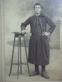 Photograph of a Zouave. Foto van een Zouaaf in het traditionele uniform.