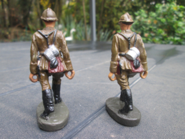 ELASTOLIN 2 Belgium soldiers. 2 Belgische soldaten die iets kunnen dragen, hoogstwaarschijnlijk een mitrailleur of koffers.