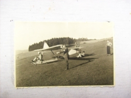 Photo Hitler Jugend NSFK. Foto Hitlerjugend man op de Knobbel Segelflieger zeer apart Luftwaffe