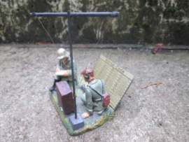 ELASTOLIN 2 German soldiers radiostation with morse code. 2 Duitse soldaten bij zendcentrale met metalen morse code plaatje leuk geheel.