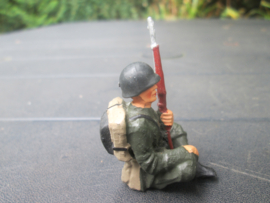 Sitting US soldier, zittende Amerikaanse soldaat met geweer, goede staat.