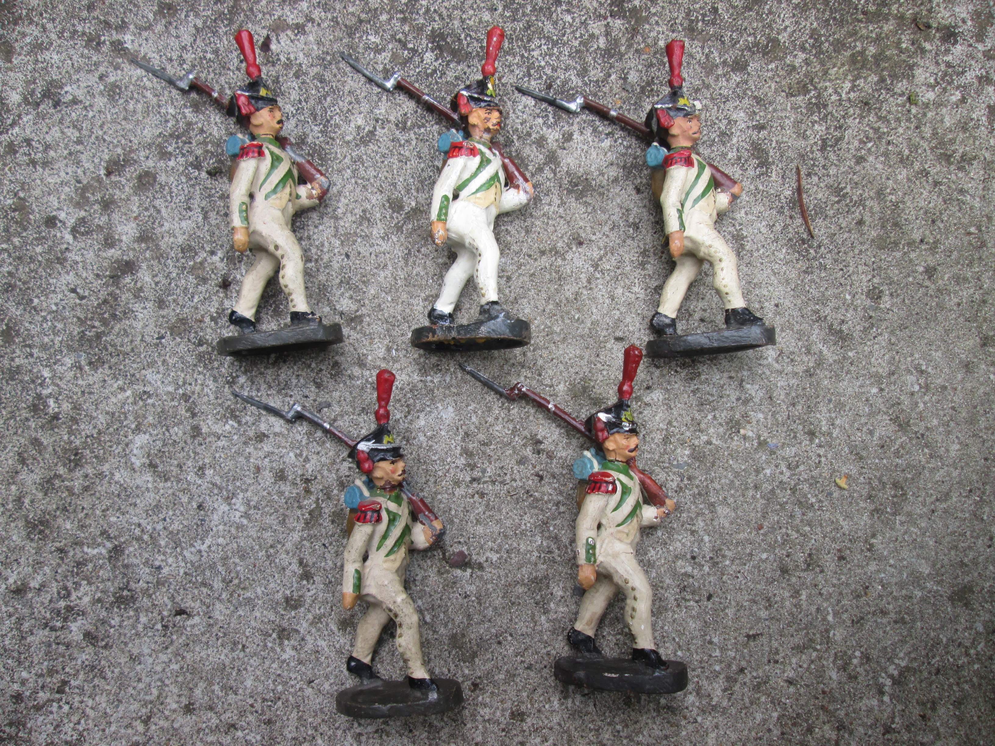 ELASTOLIN 5 Napoleontic soldiers in a good quality. 5 Marcherende Napoleotische soldaten in een nette staat  dit type soldaten zijn vrij moeilijk te vinden zeldzaam.