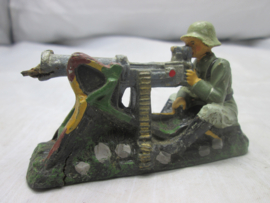Elastolin German soldier behind schwarlozer machine-gun. Elastolin speelgoed soldaatje achter machine geweer.