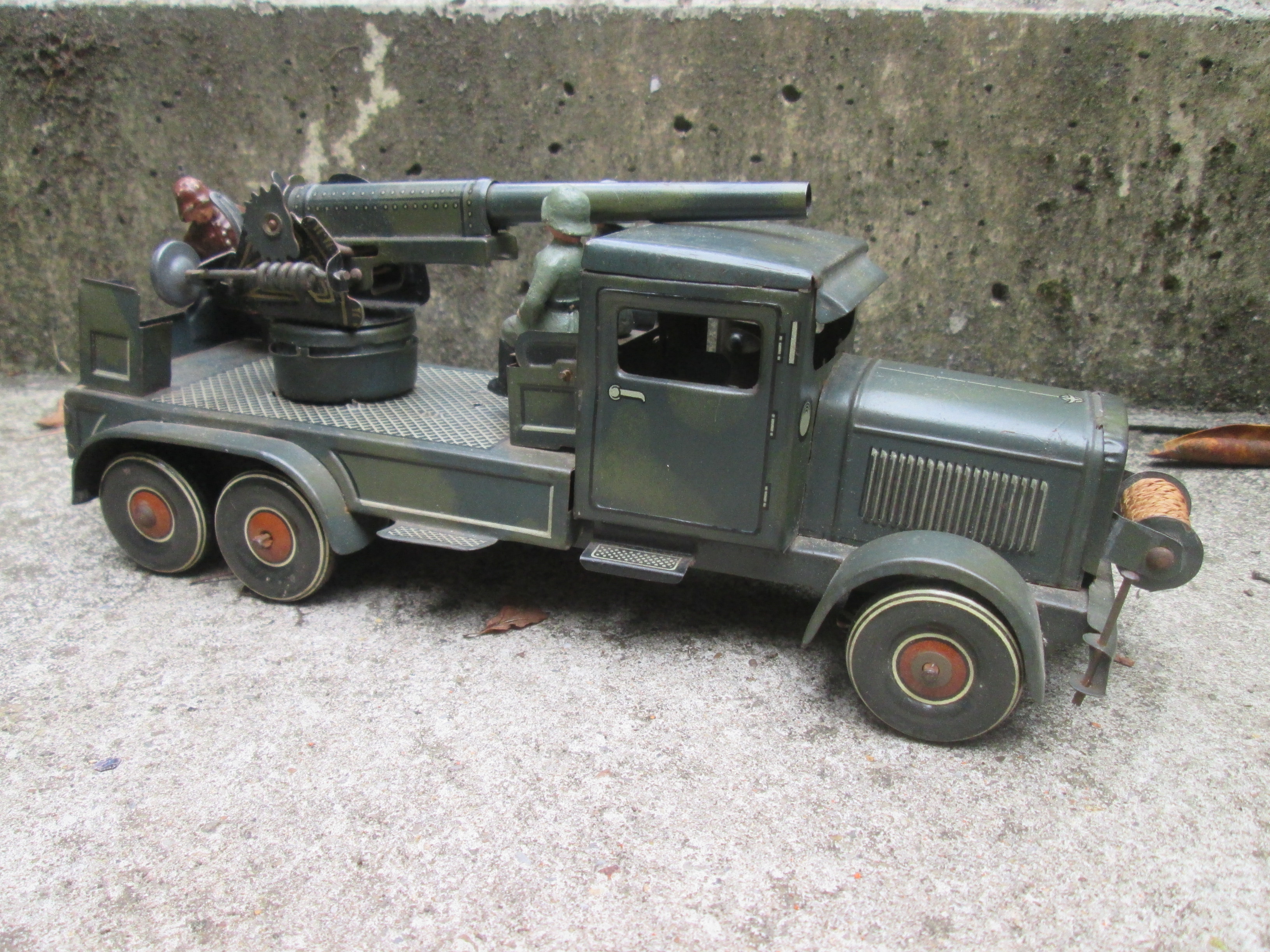 German tin toy with canon. Duitse tippco blikken speelgoed wagen met kanon