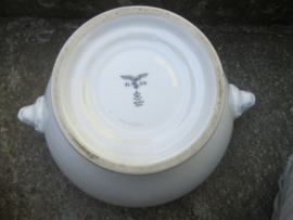 German soup tureen with Air Force markings. Duitse soep terrine met luftwaffe markering Bavaria 1942 mooie duidelijke stempel.