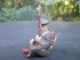 ELASTOLIN British soldier sitting. zittende Engelse soldaat mint staat.