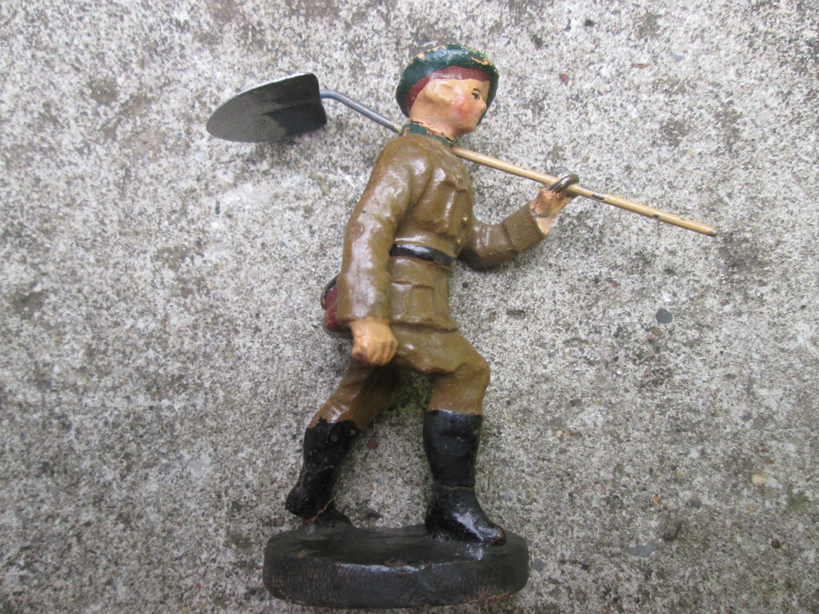 ELASTOLIN Belgium soldier chasseur Ardenne. Belgische Ardense jager met schop