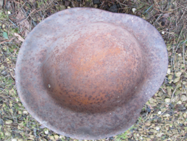 GERESERVEERD Duitse helm, bodemvondst Model 1942, zeer harde pot, nummer nog duidelijk leesbaar, leuk decoratief item.
