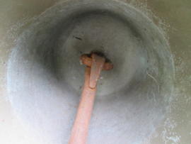 RAF Station bell ( Scrambled Bell ) nicely marked A.M. 1938 Air Ministry. Engelse RAF vliegveld bel 33 cm, brons met merkering, deze items zijn hedendaags zeldzaam. compleet met originele klepel diameter 33 cm.