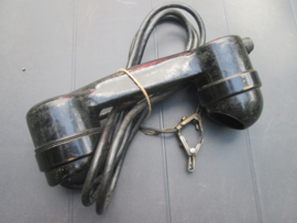 US- Army field telephone used by para and special forces. Amerikaanse telefoon hoorn met 2 knijpers die je op een draad kon klikken en zo kon je communiceren para en special forces gebruikte deze. mooi gemarkeerd 1944.