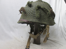 US- Army paratrooper helmet front seam, fixed bail, with Westinghouse liner. nicely marked. Amerikaanse parahelm met binnenhelm, zeldzame set. leuk is dat de binnenhelm na de oorlog door de PATHE cinema's is gebruikt