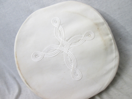 USMC officers white dress visor cap, with nice embroidered pattern on visor. The Berkshire named to major Melvyn Herbert Kerr. United States Marines officiers pet met opgelegd pet embleem.