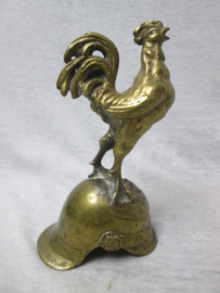 Bronse statue the French cock on a German pinhelmet (No pin). Bronzen beeld van een Duitse pickelhaube met daar bovenop de Franse haan, helaas is de pin van de helm weg. kon er los opgeschroefd worden, niet gesigneerd. hoog 15 cm.