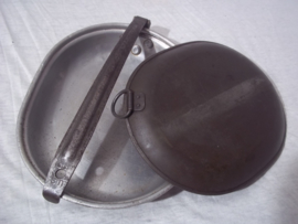 US messtin with knife, fork and spoon all nicely dated and marked. Amerikaanse messtin met bestek, gedateerd 1917-1918, zeer bijzondere set zo mooi gemarkeerd met datum.