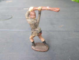 ELASTOLIN German soldier attacking with rifle. Duitse soldaat slaat met geweer.