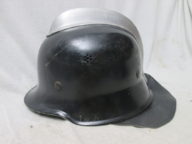Dutch fire helmet, German model. Nederlandse brandweerhelm 1950- 1950 Duits model met neklap, zeer nette staat.