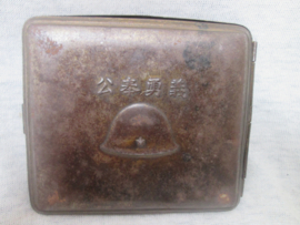 Japanese cigarette case with helmet. Sigaretten etui met afgebeeld de Japanse helm model  90 met Japanse karakters. Zeldzaam stuk.