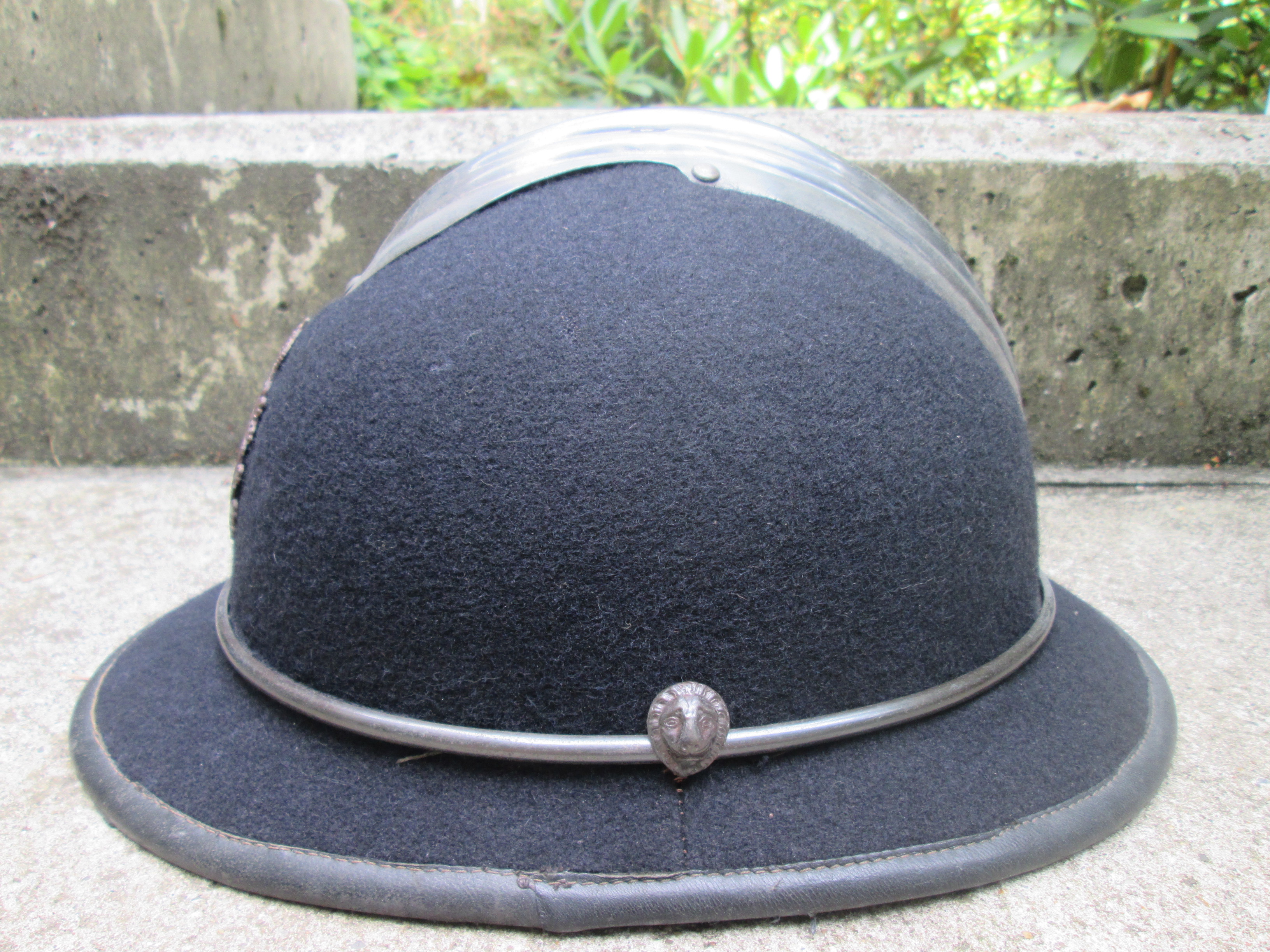 Belgium helmet from the city police. Belgische politie helm casque adrianne model met gemeente politie embleem zeer nette staat jaren 60, decoratieve helm.