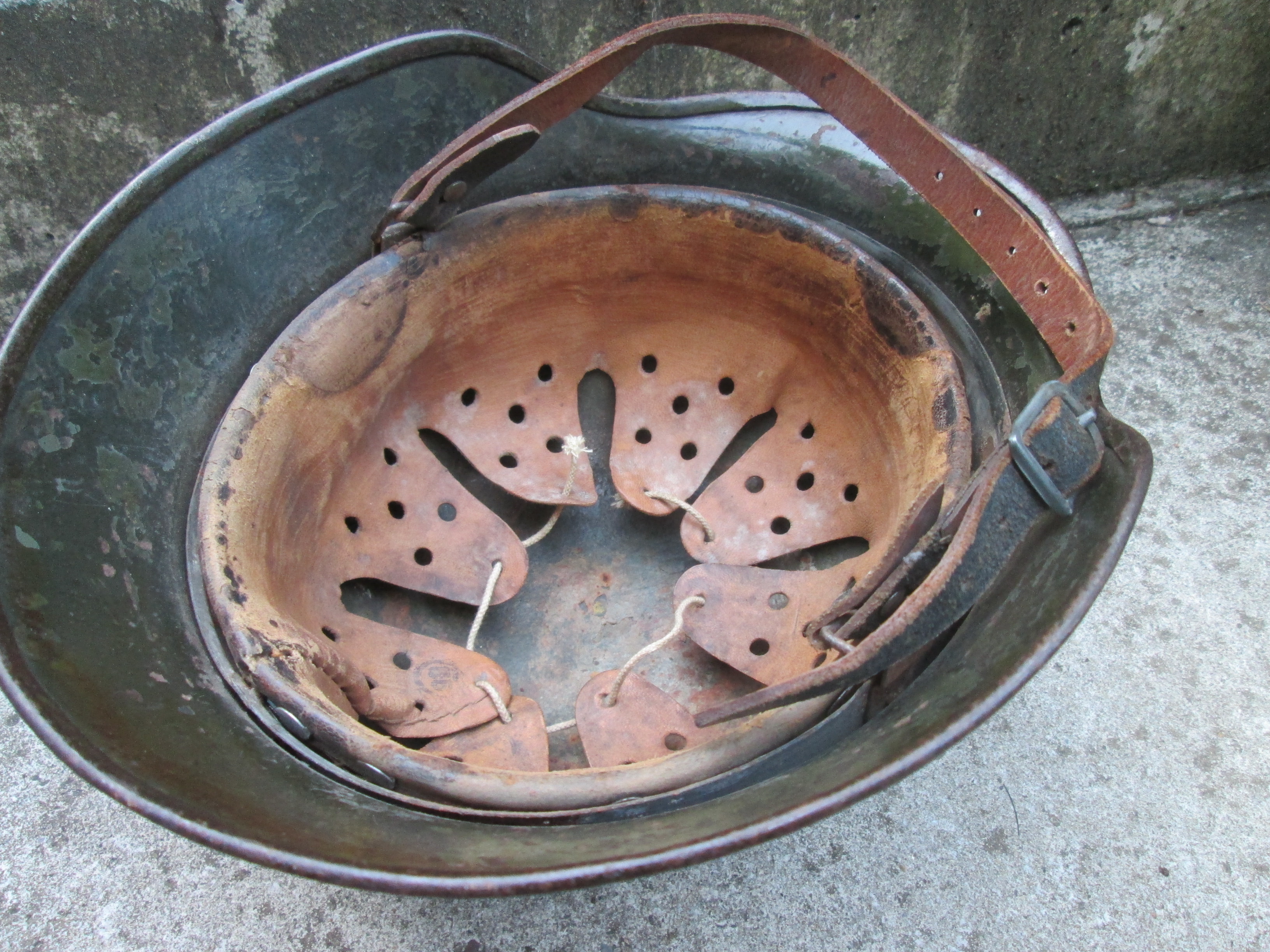 German helmet M35 with Labourparty decal. Duitse helm M35 met decal van de RAD /  Reichsarbeidsdienst. 100% origineel mooie eerlijke helm met kinband en binnenwerk