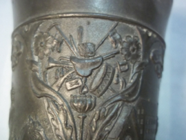 Tinnen beker, met militaire afbeeldingen van het Pruisische leger, leuk gemarkeerd met de maker. Pewter cup with military images.