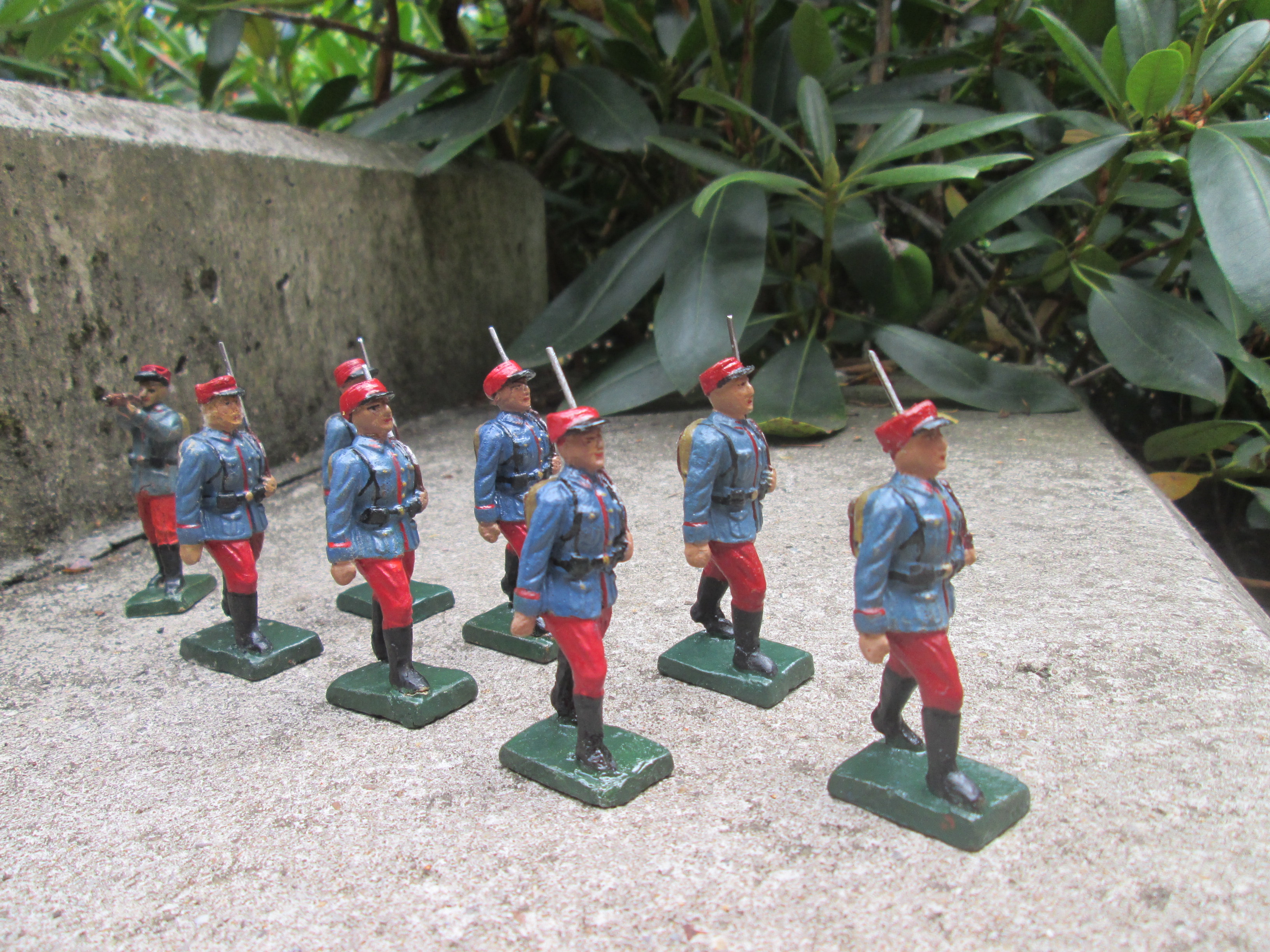 Set French marching soldiers 9 pieces. Set van 9 Franse soldaten in blue Horizon uniform met rode kepie zeer goede staat.